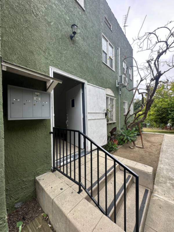 Building Photo - 927 1/2 Parkman Ave