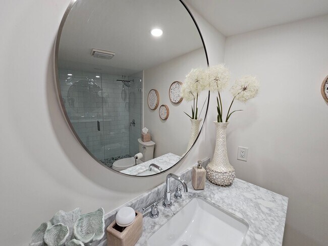 Building Photo - MODERN  SEASONAL VACATION CONDO