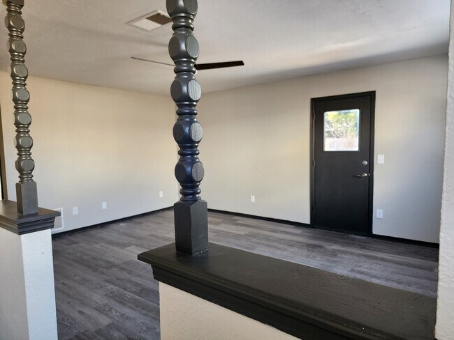 Building Photo - 1109 S Bouziden Dr