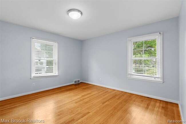 Building Photo - 600 Westwood Dr