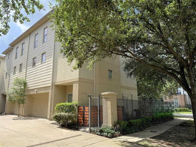 Primary Photo - 2125 Roy St