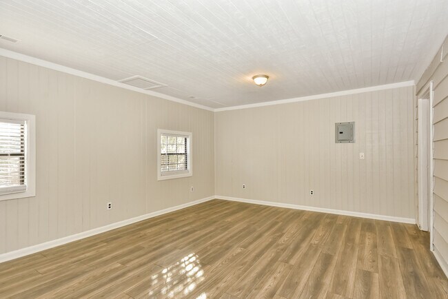 Building Photo - 4689 Long Branch Rd