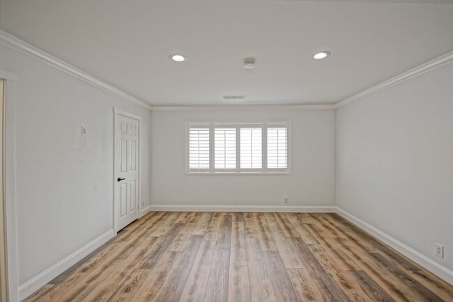 Building Photo - Beautifully Remodeled, Detached Front Town...