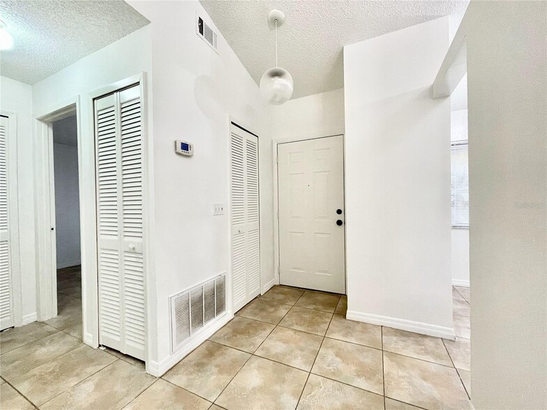 Building Photo - 9816 River Crest Ct