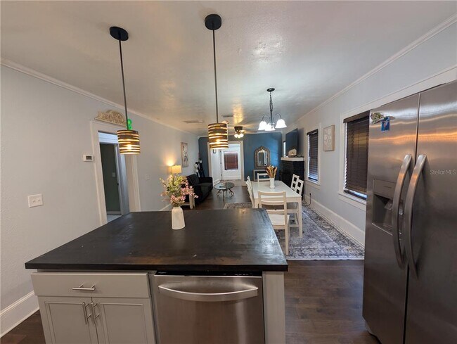 Building Photo - 771 14th Ave S