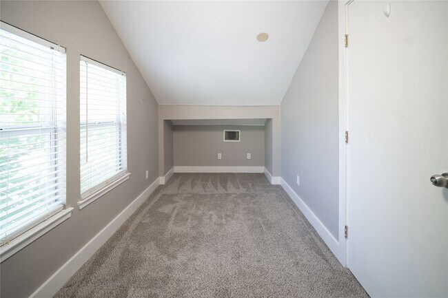 Building Photo - 711 Graham Pl