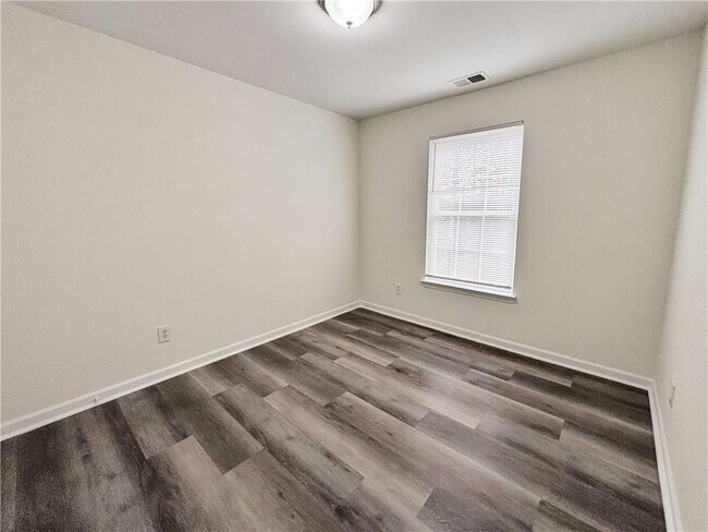 Building Photo - 1400 Stonehaven Cir