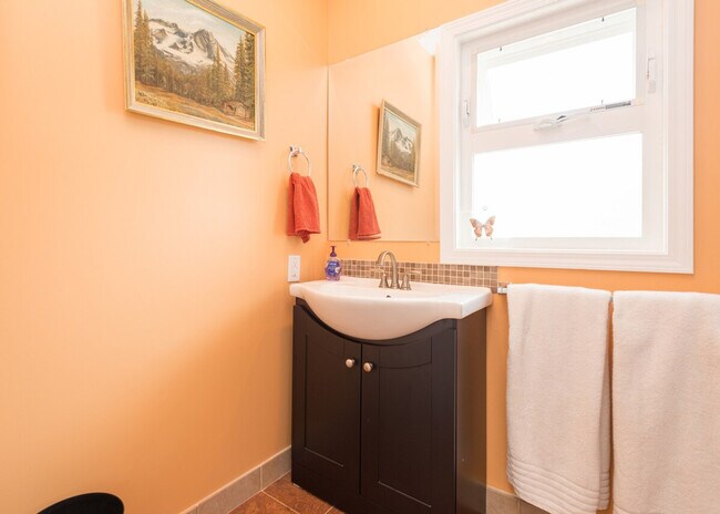 Building Photo - 900 21st Ave