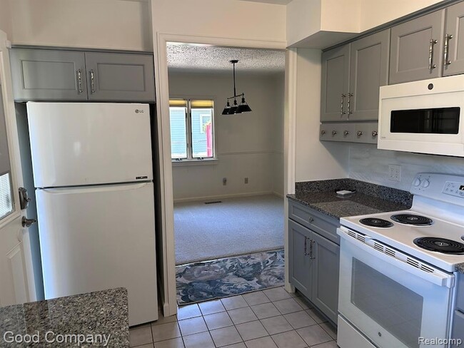 Building Photo - 6284 Woodsdale Dr