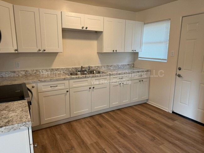 Building Photo - 3817 Woodlake Dr