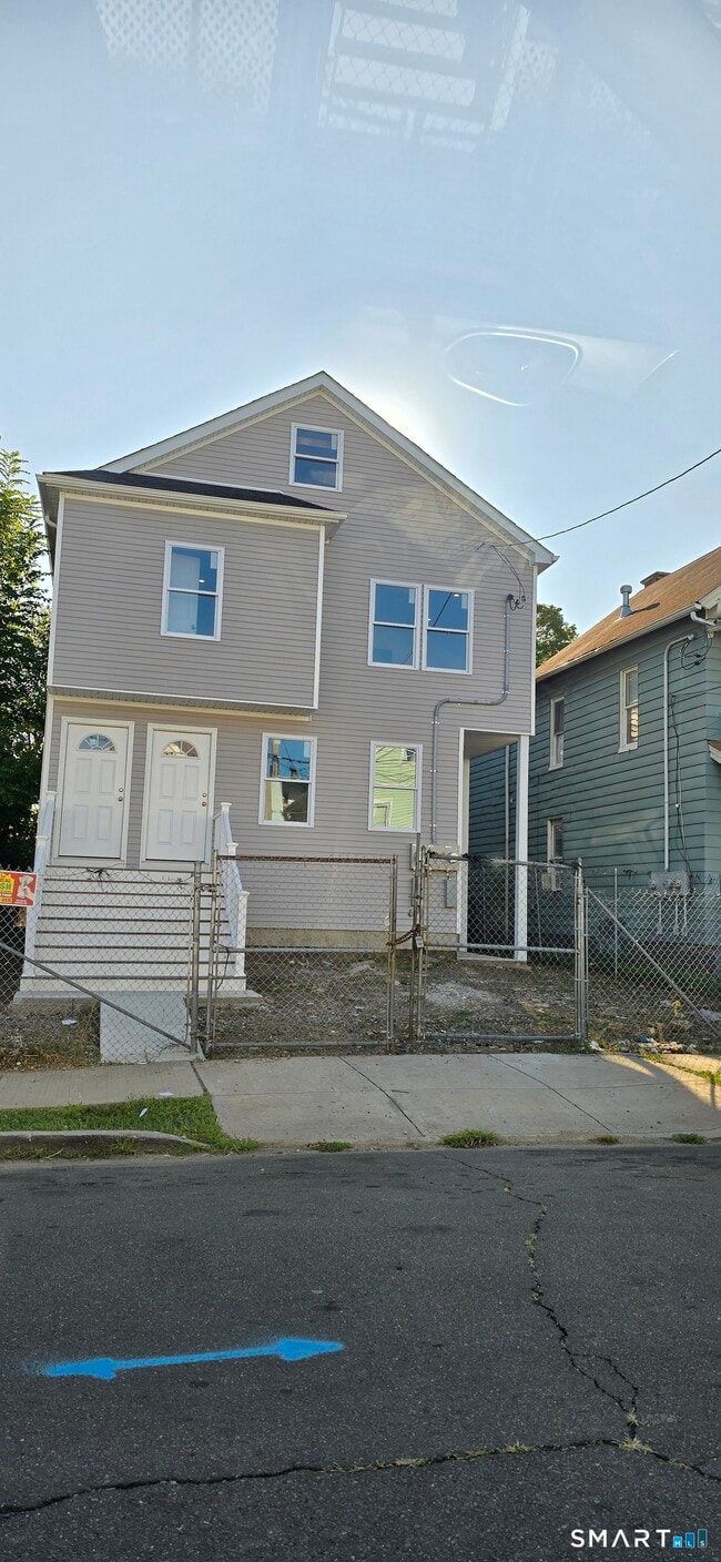 Building Photo - 438 Park St
