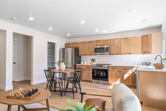 Building Photo - 605 N Rd 34