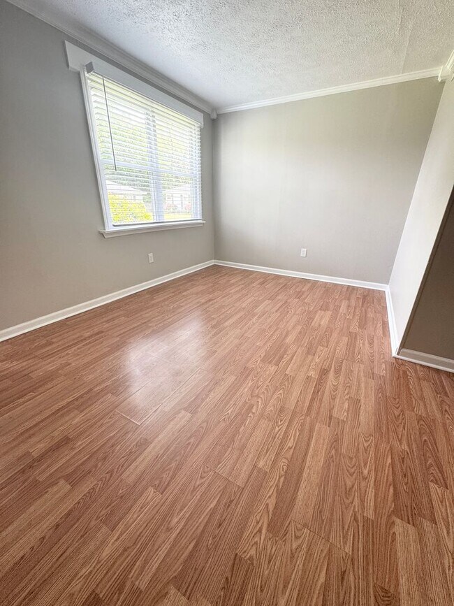 Building Photo - CUTE 2 Bedroom/ 1Bath unit in Central Conway! Renovated & Ready for Move-In