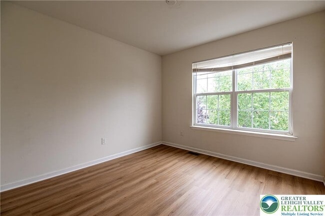 Building Photo - 955 King Way