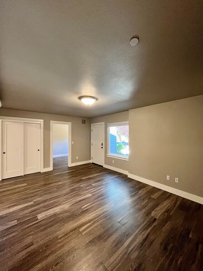 Building Photo - Large 3 Bedroom 2 Bathroom! In-Unit Washer...