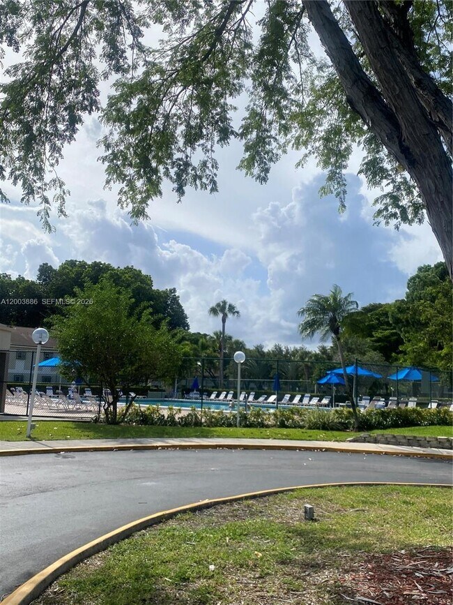 Building Photo - 514 Gardens Dr