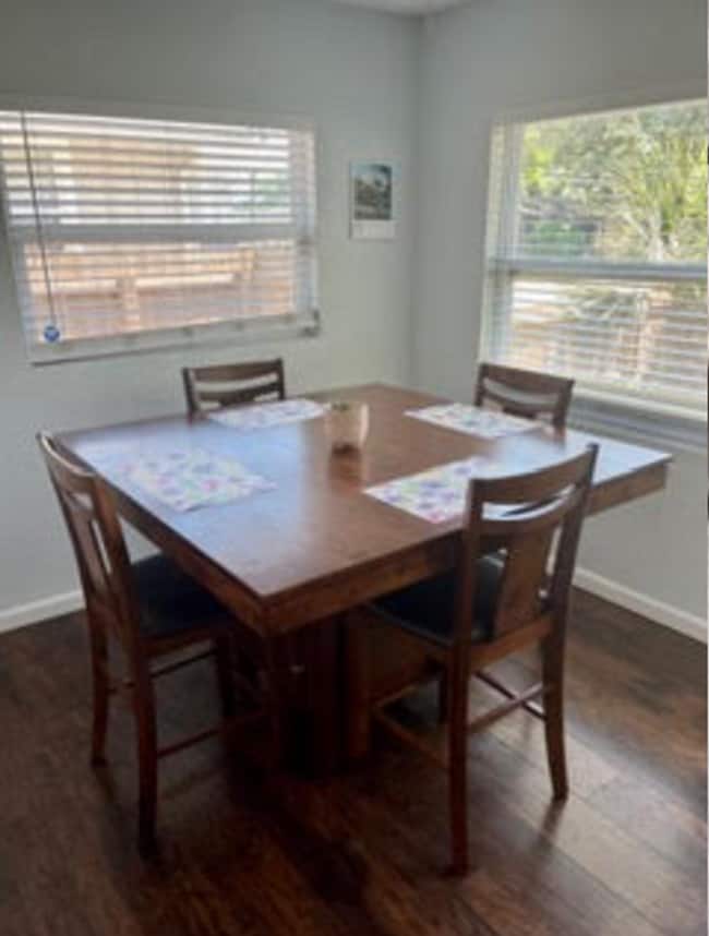 Building Photo - Discover the Allure of this Charming, Downtown 3 bedroom/2 Bath!