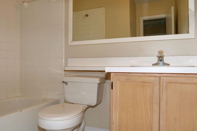 Building Photo - Nice 3 bedroom /2 bath 2 story townhome at...