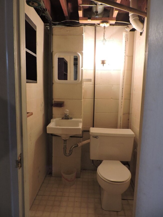 Building Photo - 3 bedroom, 1 1/2 bath house