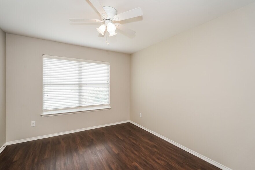 Building Photo - 5000 Caraway Dr