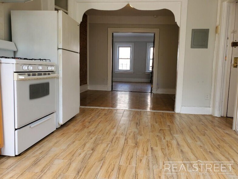 Building Photo - Huge Floor-Through 1 Bedroom with Private Backyard