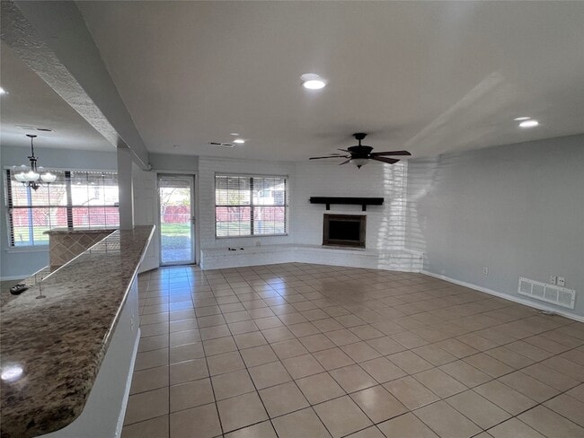 Building Photo - 818 Fairlawn Dr