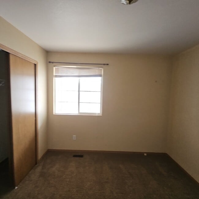 Building Photo - 3 bedroom 2 car garage - Middle Bay Way