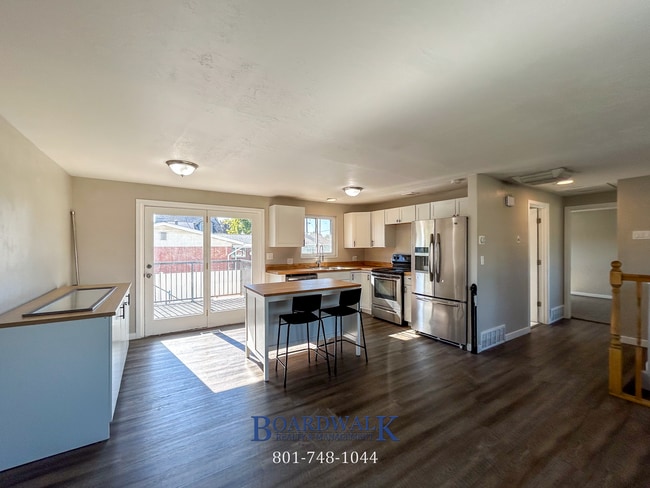 Building Photo - Spacious 4-Bed Home with In-Law