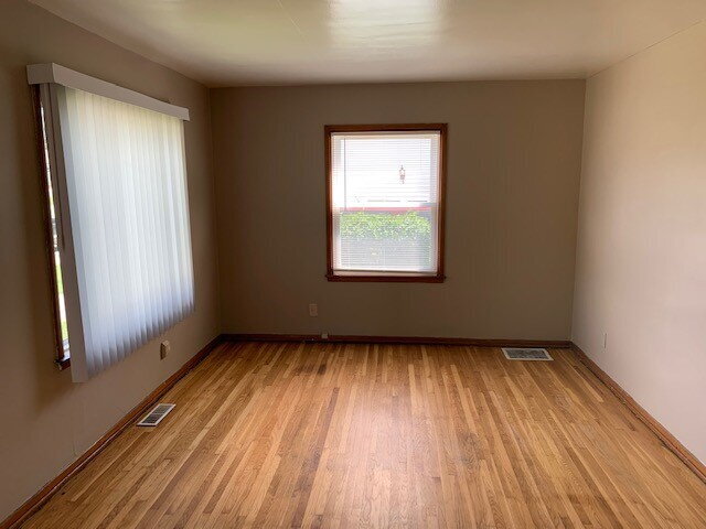 Building Photo - EASE SIDE 2 BEDROOM HOME AVAILABLE NOW!