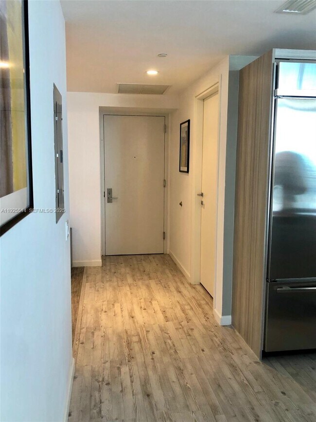 Building Photo - 1300 Brickell Bay Dr