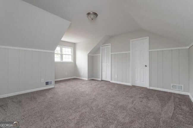 Building Photo - 570 Village Green Ct SW