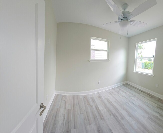 Building Photo - 8709 Apricot St