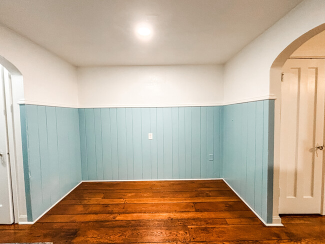 Dining area - 6408 Kennedy Ave