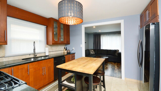 Building Photo - 407 Mors Ave