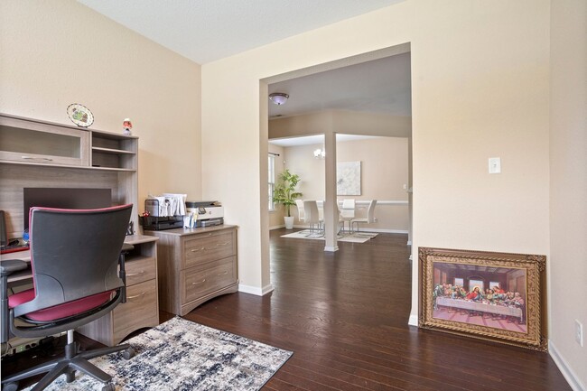 Building Photo - Beautiful 4 Bed 2.5 Bath