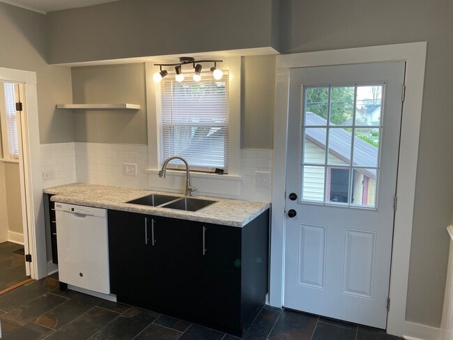 Building Photo - Charming 2-Bed, 1.5-Bath Single family hom...