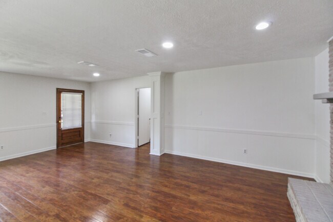 Building Photo - 215 E Boyd St