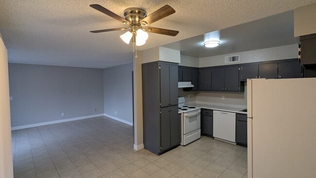 Building Photo - 815 N Peach Ave