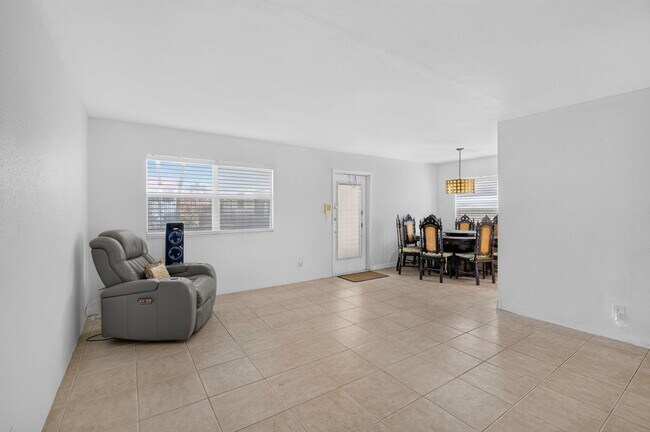 Building Photo - 65 Saxony B