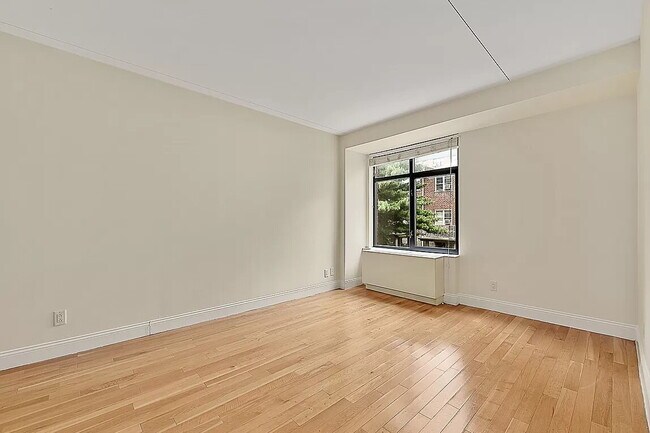 Building Photo - Comfortable Living in a Desirable Area