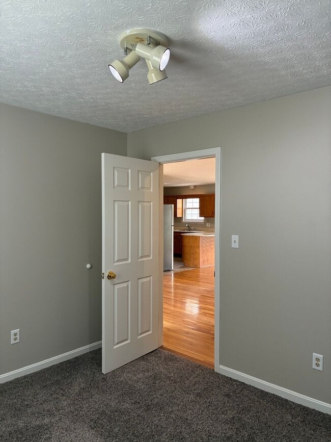 Building Photo - **NEW PRICE**   **New Paint**   **New Carpet**  Ready for YOU!!