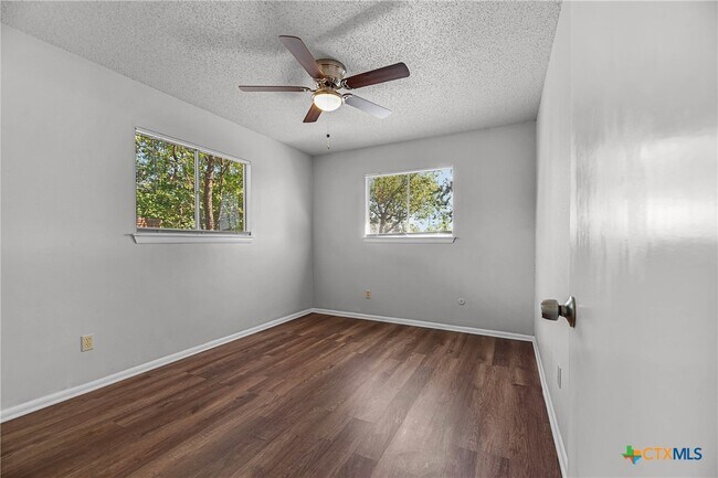 Building Photo - 1524 Eichen Rd