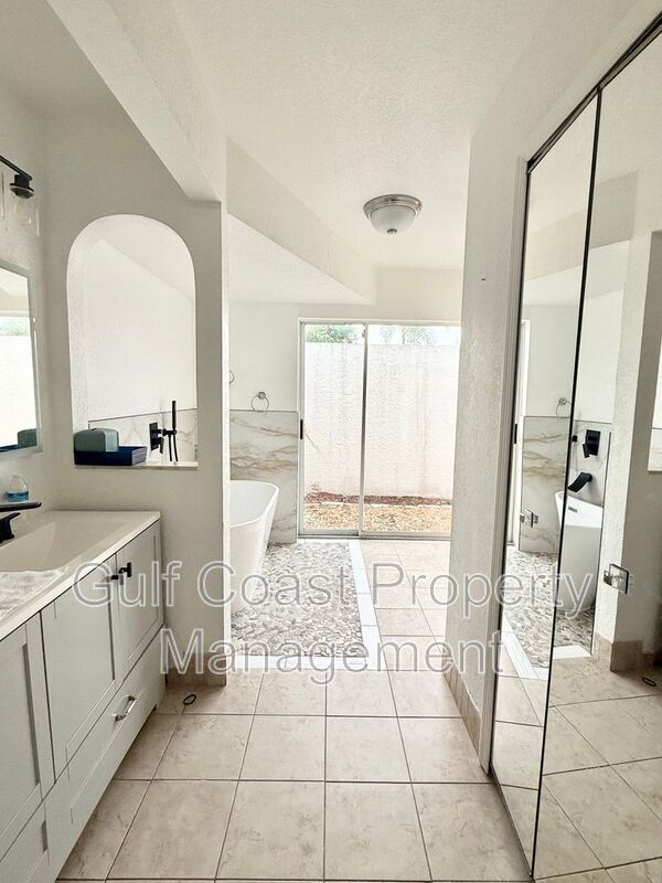 Building Photo - 2436 Abscott St