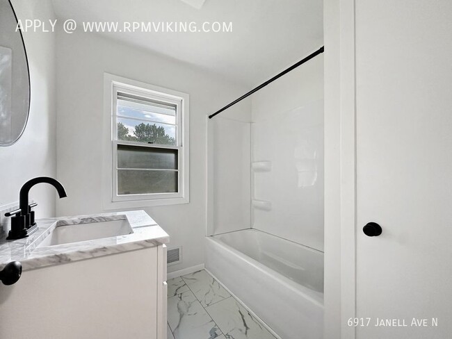 Building Photo - 4br 2ba 2cg ~ Security Deposit Free Altern...