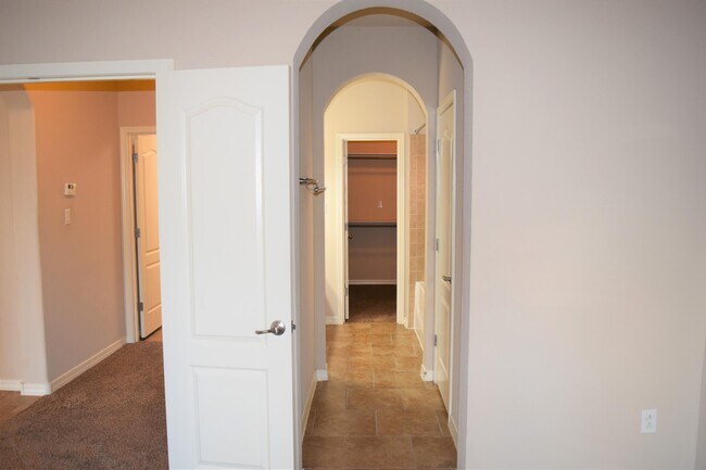 Building Photo - 14350 N Cave Dr