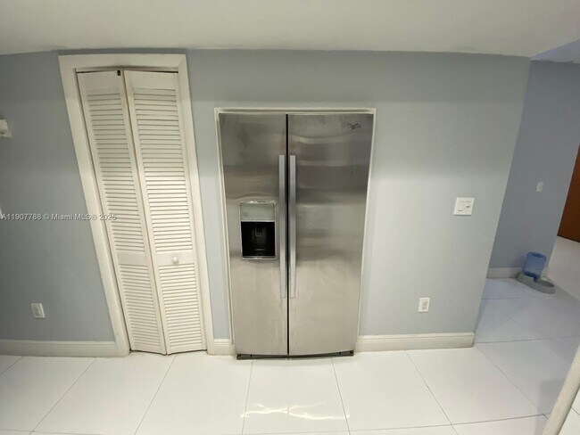 Building Photo - 10934 SW 146th Ave