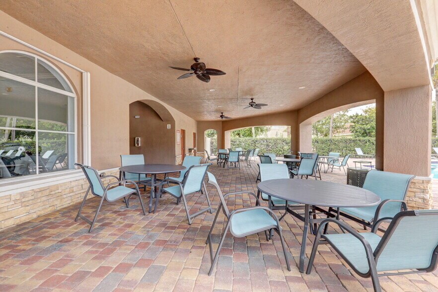 Building Photo - 2213 Oakmont Dr