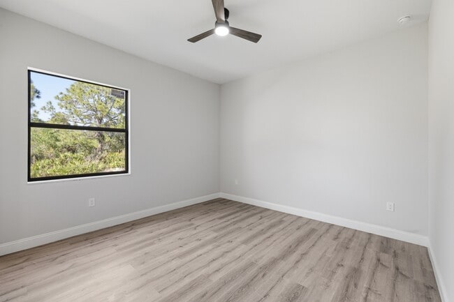 Building Photo - 825 Carbon St E