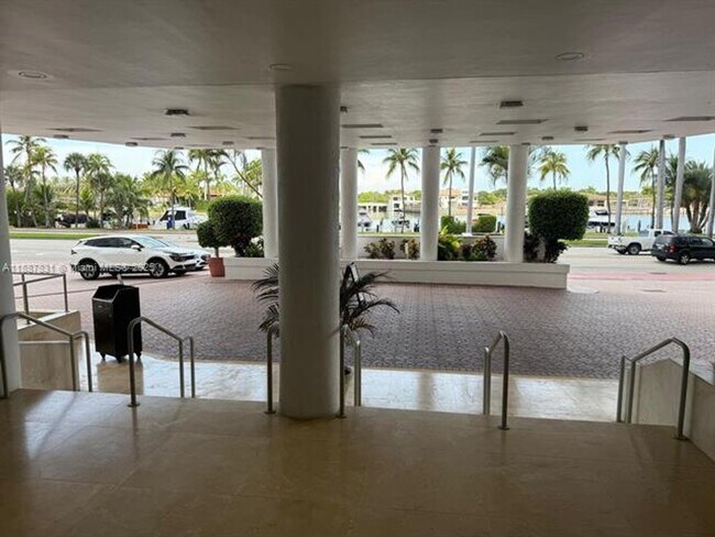 Primary Photo - 5005 Collins Ave