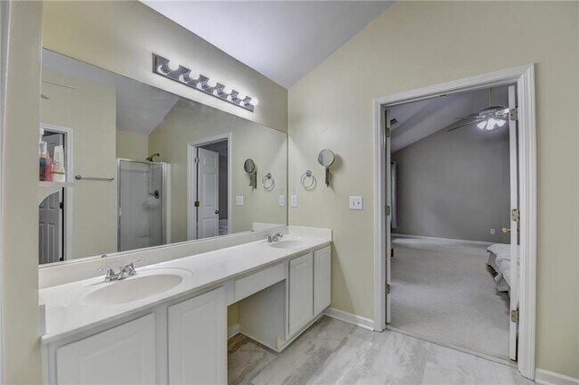 Building Photo - 2172 Woodbriar Dr